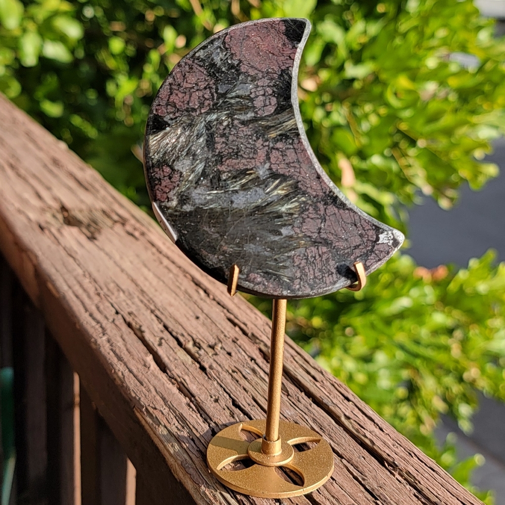 (D) NEW 2.05" x 3.25" GARNET & ARFVEDSONITE MOON